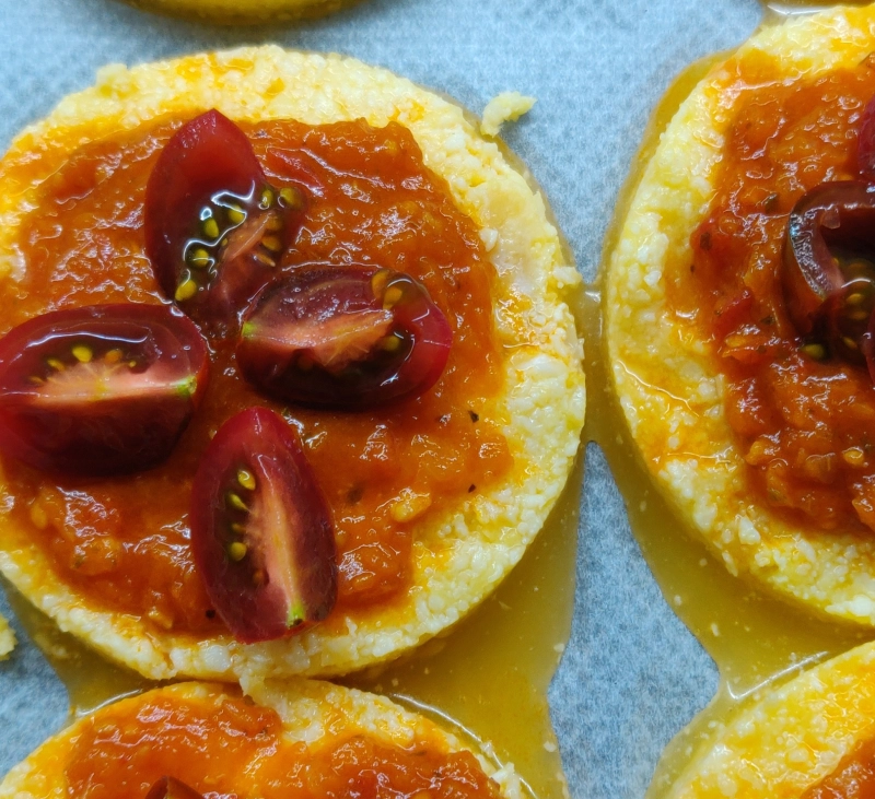 Minipizzas de coliflor con queso parmesano y cebollino