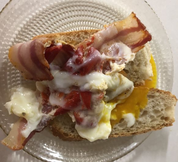 Huevos poche con bacon y piquillos