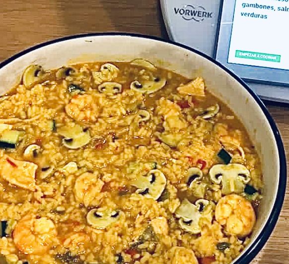 Arroz cremoso con gambones, salmón y verduras en