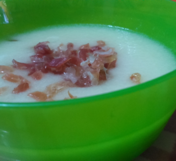 Sopa fria de melon con virutas de jamón